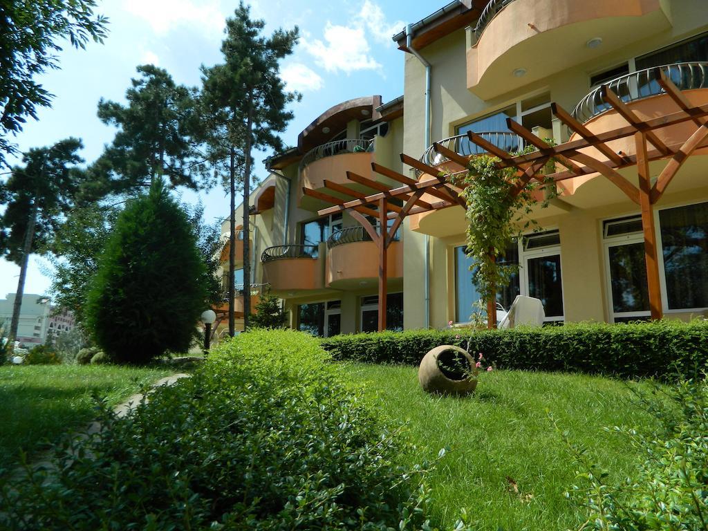 Family Hotel Privileg Pantai Sunny Bagian luar foto