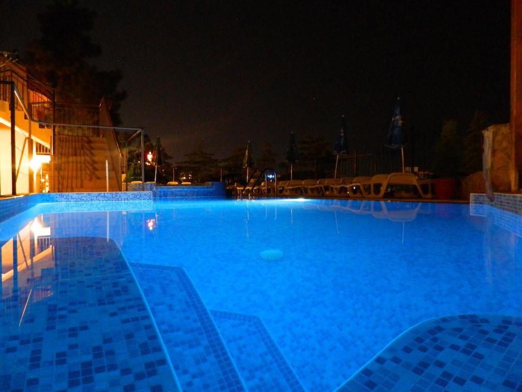 Family Hotel Privileg Pantai Sunny Bagian luar foto