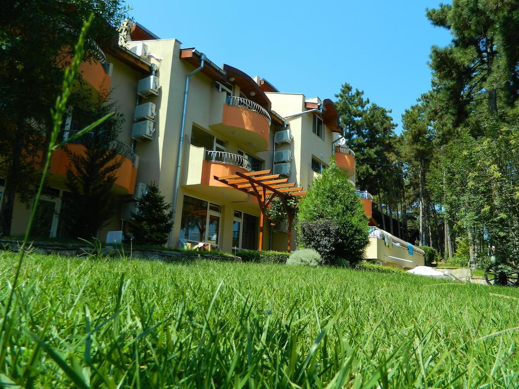 Family Hotel Privileg Pantai Sunny Bagian luar foto