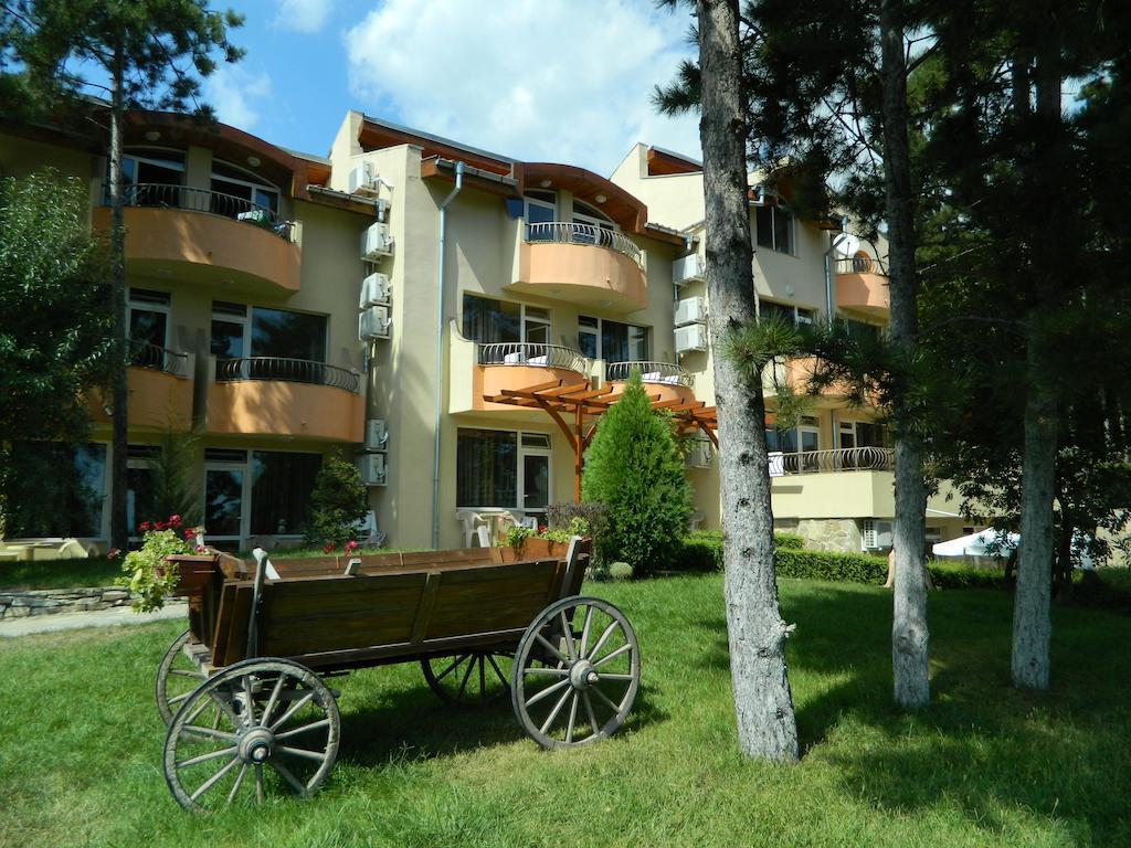 Family Hotel Privileg Pantai Sunny Bagian luar foto