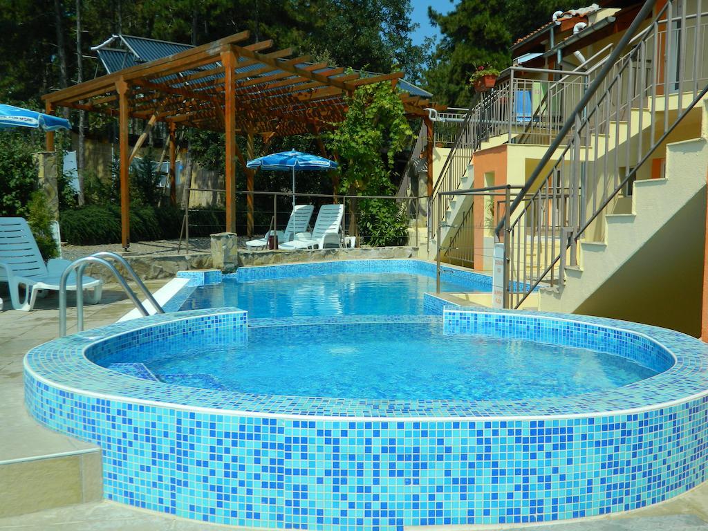 Family Hotel Privileg Pantai Sunny Bagian luar foto