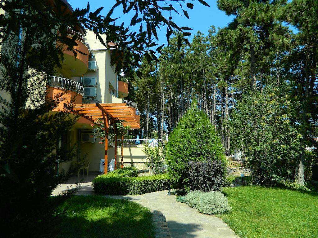Family Hotel Privileg Pantai Sunny Bagian luar foto